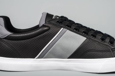 Spor Medellin, Kolombiya - 24 Şubat 2019: Lacoste ayakkabıları gri arka plan üzerinde