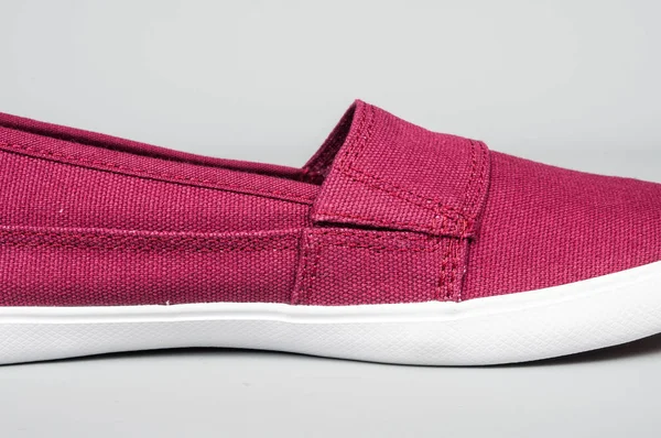 Spor Medellin, Kolombiya - 24 Şubat 2019: Lacoste ayakkabıları gri arka plan üzerinde