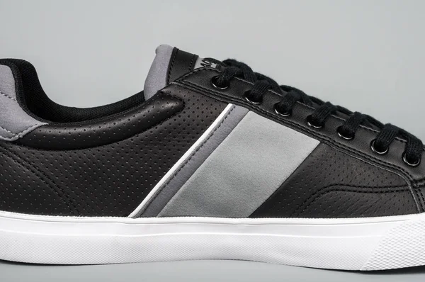 Spor Medellin, Kolombiya - 24 Şubat 2019: Lacoste ayakkabıları gri arka plan üzerinde