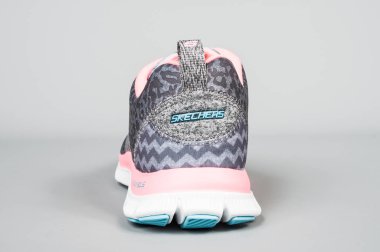 Spor Medellin, Kolombiya - 24 Şubat 2019: Skechers ayakkabı gri arka plan üzerinde