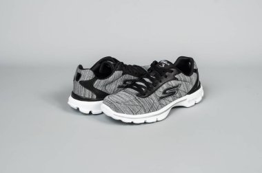 Spor Medellin, Kolombiya - 24 Şubat 2019: Skechers ayakkabı gri arka plan üzerinde