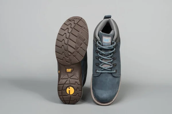 麦德林 哥伦比亚 2019年 皮革卡特彼勒靴子在灰色背景 — 图库照片