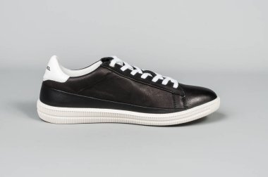 Medellin, Kolombiya - Marzo 01, 2019: Dizel spor ayakkabıları gri arka plan üzerinde