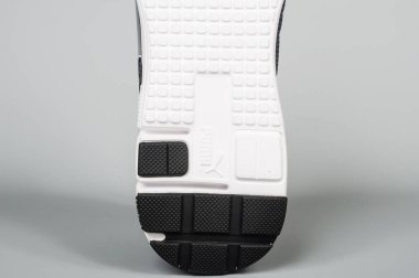 Medellin, Kolombiya - Marzo 01, 2019: Puma spor ayakkabıları gri arka plan üzerinde