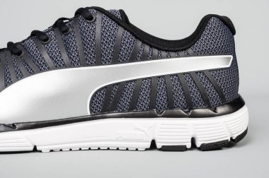 Medellin, Kolombiya - Marzo 01, 2019: Puma spor ayakkabıları gri arka plan üzerinde