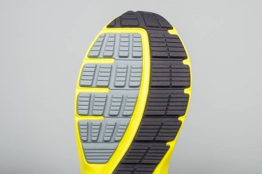 Medellin, Kolombiya - Marzo 01, 2019: Puma spor ayakkabıları gri arka plan üzerinde