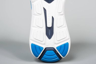 Medellin, Kolombiya - Marzo 01, 2019: Zırh altında spor ayakkabıları gri arka plan üzerinde