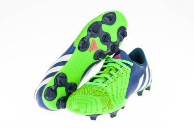 Medellin, Kolombiya - Marzo 15, 2019: Adidas futbol/futbol ayakkabıları beyaz arka plan üzerinde
