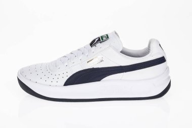 Medellin, Kolombiya-Marzo 18, 2019: beyaz arka planda Puma spor ayakkabıları