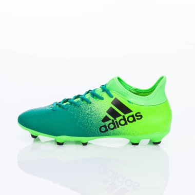 Medellin, Kolombiya-Marzo 21, 2019: Adidas futbol/beyaz arka planda futbol ayakkabıları 