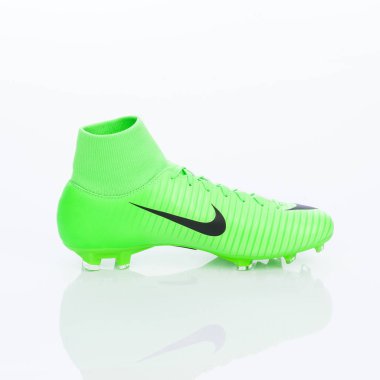 Medellin, Kolombiya-Marzo 21, 2019: Nike Futbol/beyaz arka planda futbol ayakkabıları