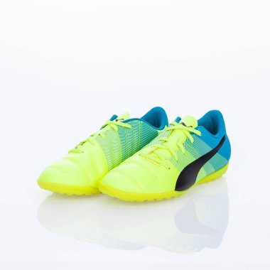 Medellin, Kolombiya-Marzo 21, 2019: Puma futbol/futbol kapalı, beyaz arka planda Ayakkabı