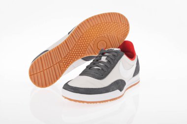 Medellin, Kolombiya-Abril 06, 2019: beyaz arka planda Nike spor ayakkabıları