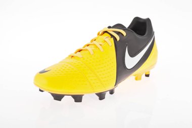 Medellin, Kolombiya-Abril 06, 2019: Nike Futbol/beyaz arka planda futbol ayakkabıları