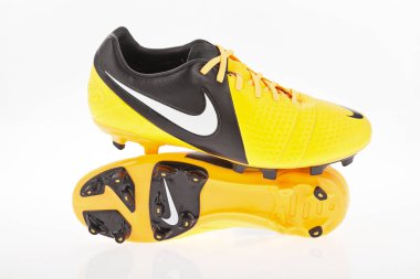 Medellin, Kolombiya-Abril 06, 2019: Nike Futbol/beyaz arka planda futbol ayakkabıları