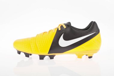 Medellin, Kolombiya-Abril 06, 2019: Nike Futbol/beyaz arka planda futbol ayakkabıları