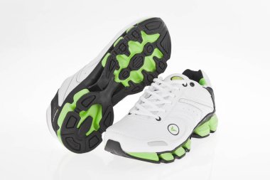 Medellin, Kolombiya-Abril 08, 2019: beyaz arka planda usten spor ayakkabıları