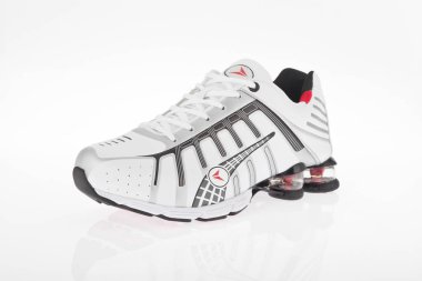 Medellin, Kolombiya-Abril 08, 2019: beyaz arka planda usten spor ayakkabıları