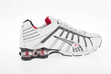 Medellin, Kolombiya-Abril 08, 2019: beyaz arka planda usten spor ayakkabıları