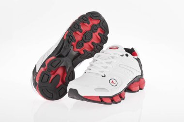 Medellin, Kolombiya-Abril 08, 2019: beyaz arka planda usten spor ayakkabıları