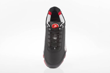 Medellin, Kolombiya-Abril 08, 2019: beyaz arka planda usten spor ayakkabıları