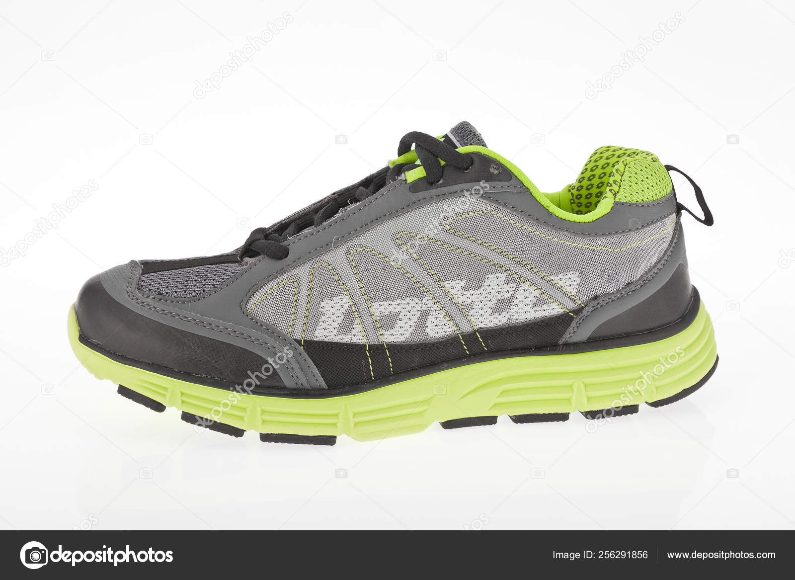 lotto white sports shoes