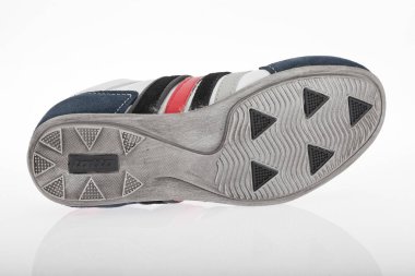 Medellin, Kolombiya-Abril 08, 2019: Lotto spor ayakkabıları beyaz arka planda