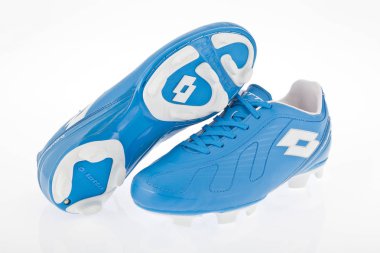 Medellin, Kolombiya-Abril 08, 2019: Lotto futbol/beyaz arka planda futbol ayakkabıları