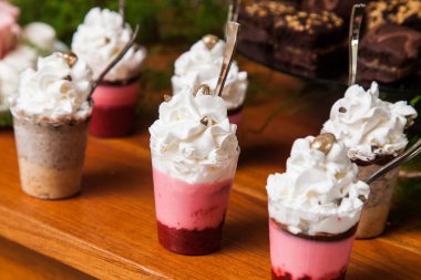 partinin resepsiyonu için tatlılar bireysel sunum