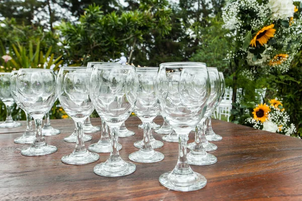 Tisch Mit Leeren Glasbechern Bereit Gäste Mit Einem Cocktail Empfangen — Stockfoto