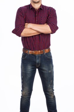 erkek moda, beyaz arka plan üzerinde uzun kollu gömlek ve jean fotoğraf giyen genç adam