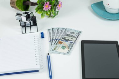 Ofis, Beyaz masa üzerinde İş nesneleri - seçici odak