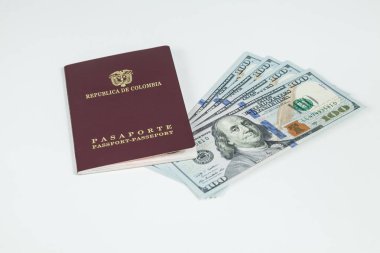 seyahat konsepti, yurt dışına seyahat için dolar banknotları ile Kolombiya pasaportu