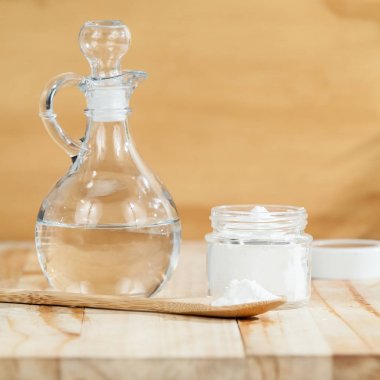 kabartma tozu - sodyum bikarbonat ve sirke, ahşap arka plan üzerinde