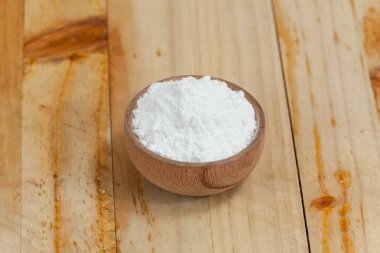 kabartma tozu - sodyum bikarbonat, ahşap arka plan üzerinde