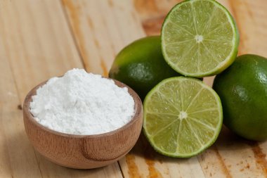 kabartma tozu - sodyum bikarbonat ve limon, ahşap arka plan üzerinde