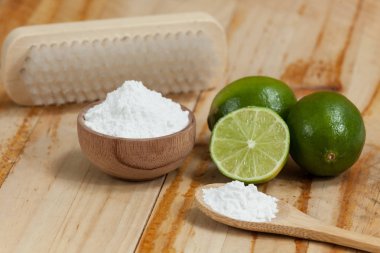 kabartma tozu - sodyum bikarbonat ve limon, ahşap arka plan üzerinde