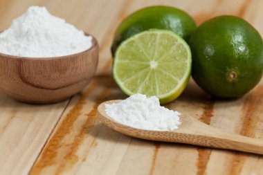 kabartma tozu - sodyum bikarbonat ve limon, ahşap arka plan üzerinde