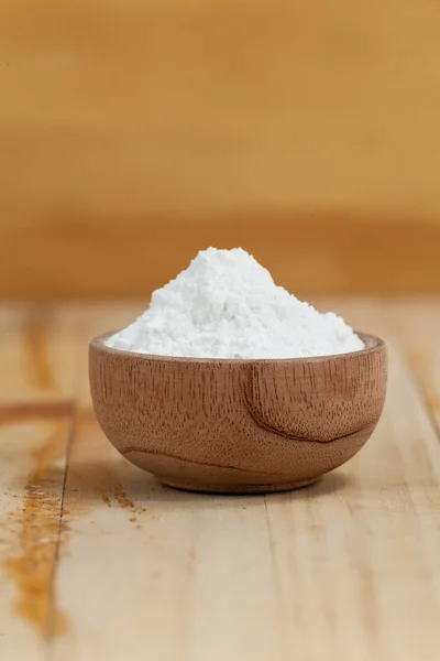 kabartma tozu - sodyum bikarbonat, ahşap arka plan üzerinde