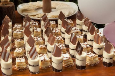 Tatlılar, resepsiyonda misafirler için bireysel sunum.