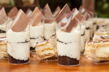 Tatlılar, resepsiyonda misafirler için bireysel sunum.