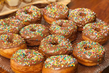 Çikolata ve renkli kıvılcımlarla kaplı çörekler