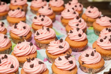 Krema ve çikolata parçacıkları ile süslenmiş cupcakes