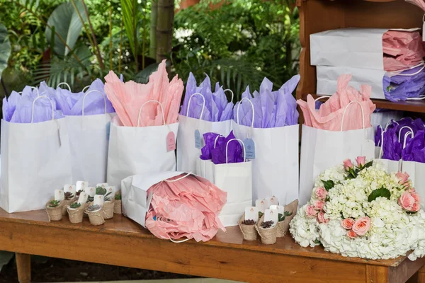 resepsiyon salonu, parti misafirler için hediyeler ile dekore odanın köşesinde