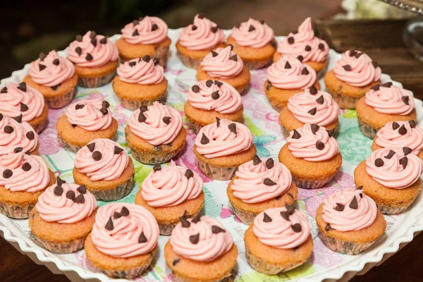 Cupcakes Dekoriert Mit Sahne Und Schokoladenchips — Stockfoto