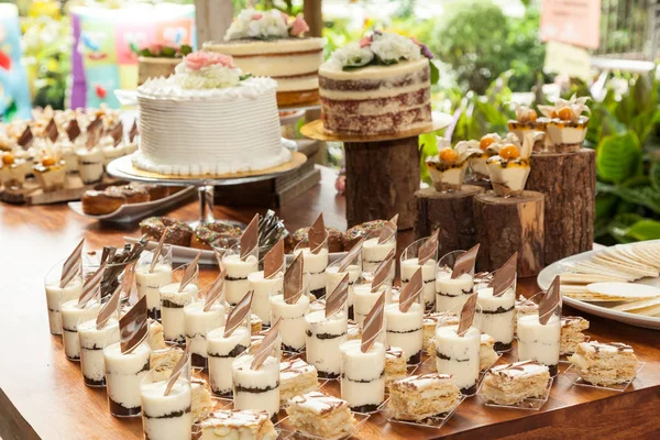 Tisch Mit Süßigkeiten Desserts Und Kuchen Dekorierter Tisch Für Den — Stockfoto