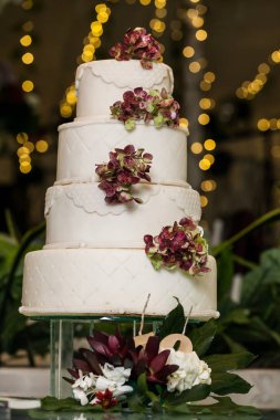 Çiçeklerle süslenmiş lezzetli düğün pastası