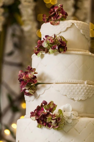 Bolo Casamento Saboroso Decorado Com Flores — Fotografia de Stock