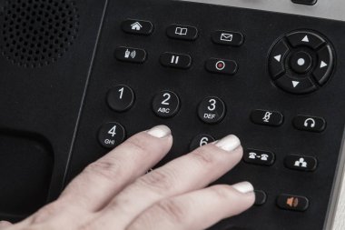 Bir yakın kadın el arama, bir masa üzerinde siyah ofis Ip Telefon 