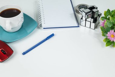 Ofis, Beyaz masa üzerinde İş nesneleri - seçici odak